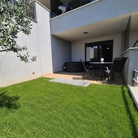 Apartment Bura- With Hot Tub Makarska