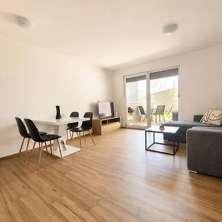Apartment Bura- With Hot Tub Makarska